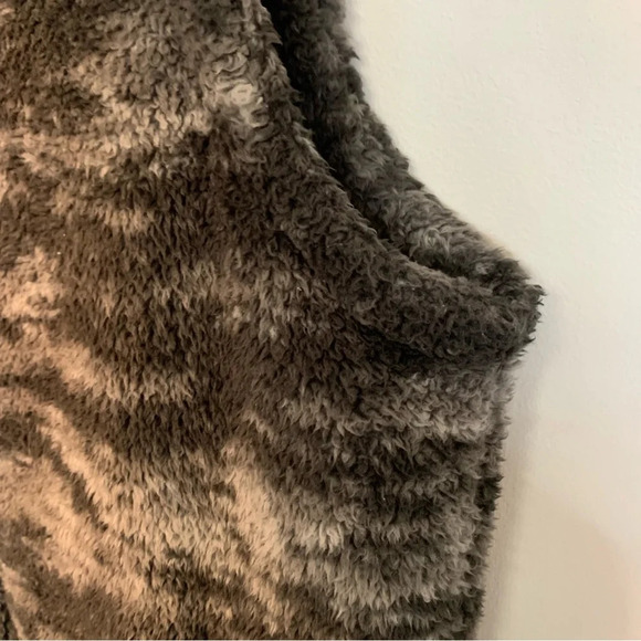 Athleta Camo Sherpa Plush Cozy  Fall Tugga Vest S - Picture 8 of 10